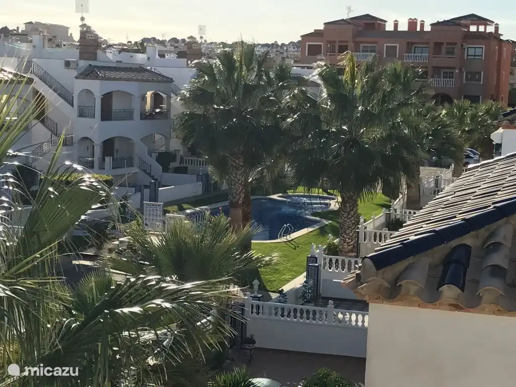 C'est la vue depuis le toit-terrasse sur la piscine.