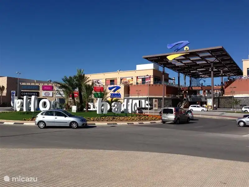 Centre commercial du boulevard La Zenia, vous pouvez certainement y passer une journée entière ! A 1 km de la maison, ouvert le 26 septembre 2012.