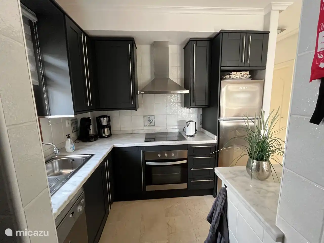 Cuisine très complète avec lave-vaisselle, réfrigérateur, congélateur, Senseo, dolce gusto, four, grille-pain et machine à sandwich. Récemment fourni avec une couleur moderne.