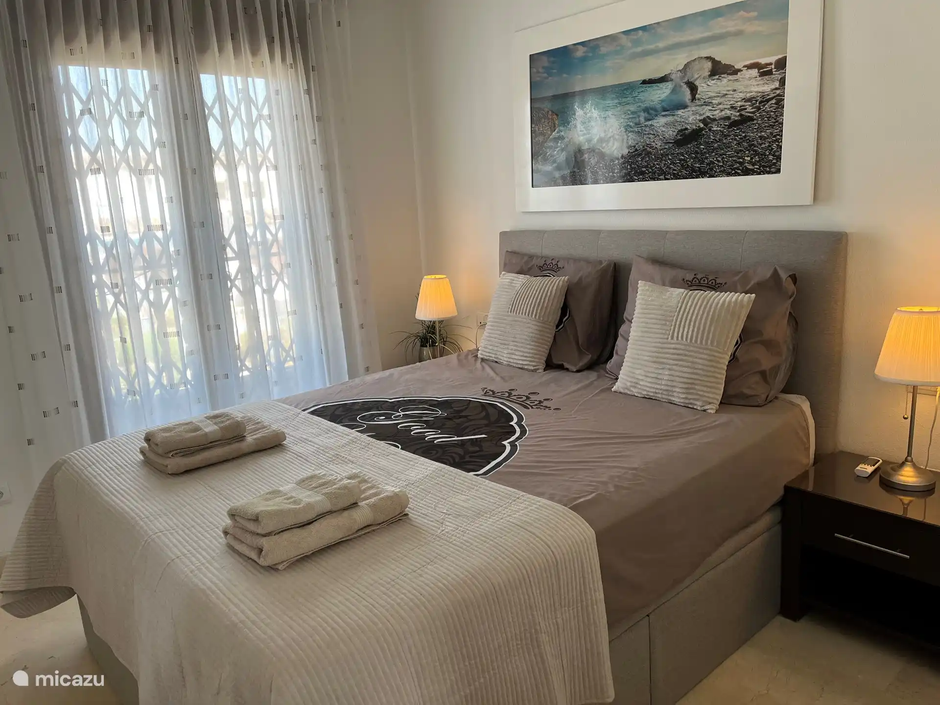 La chambre dispose d'un lit double 160x200, de portes-fenêtres donnant sur le balcon et d'une salle de bain attenante.
Également une armoire intégrée spacieuse avec un coffre-fort
Et un climatiseur qui peut aussi chauffer en hiver.