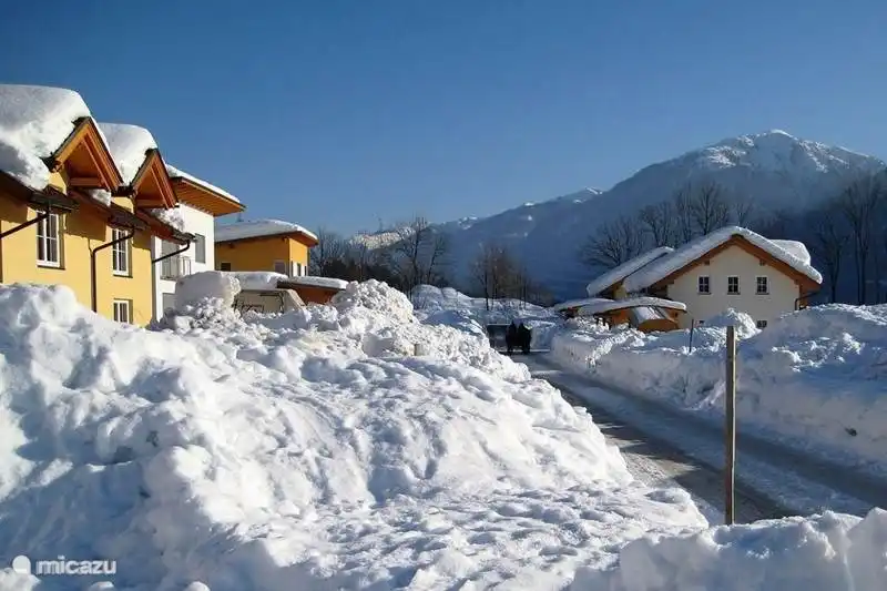 The quiet street in front of the house with only local traffic photo Jan 2021 