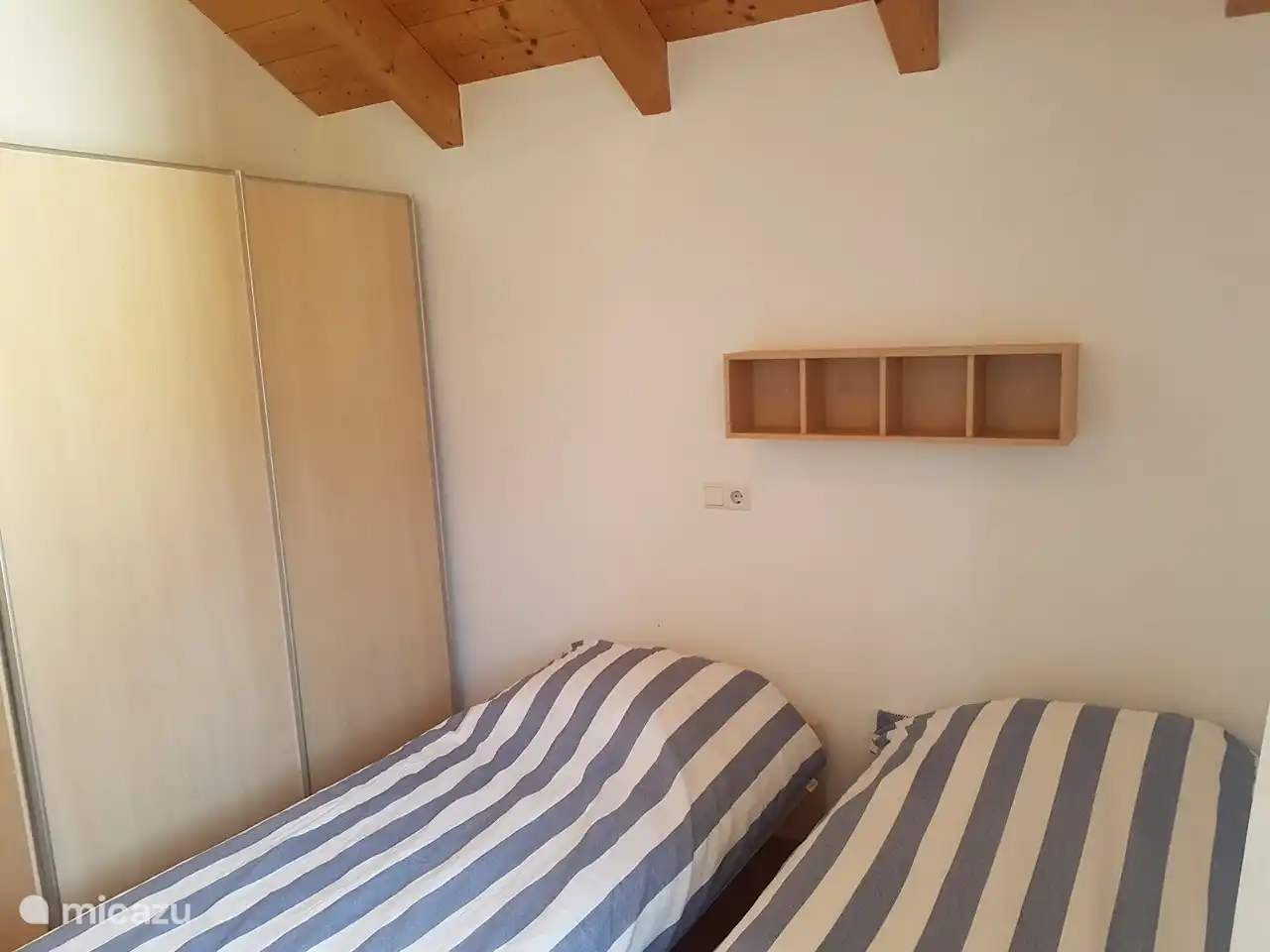 Bedroom with 2 single beds (extra long) Sliding loose or against each other is possible. Again, a large cupboard 