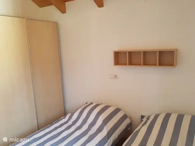 Alpenruhe | Autriche, Carinthie, Kötschach-Mauthen - maison de vacances Chambre avec 2 lits simples (extra longs) Il est possible de glisser librement ou l’un contre l’autre. Encore une fois, un grand placard