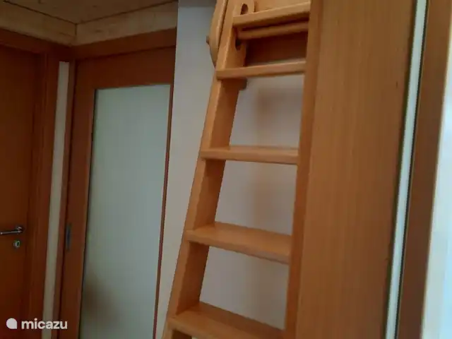 Alpenruhe | Autriche, Carinthie, Kötschach-Mauthen - maison de vacances Avec escalier à l’étage menant à la chambre mansardée récemment rénovée (janvier 2021), lieu de couchage pour 2 personnes avec son propre placard