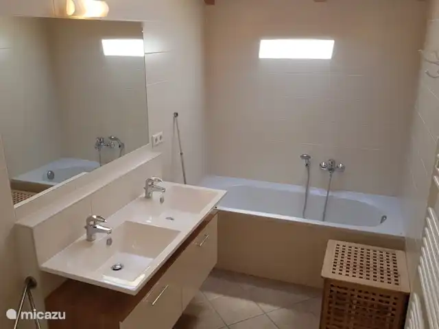 Alpenruhe | Autriche, Carinthie, Kötschach-Mauthen - maison de vacances Salle de bain, douche, baignoire et 2 lavabos (toilettes séparées)