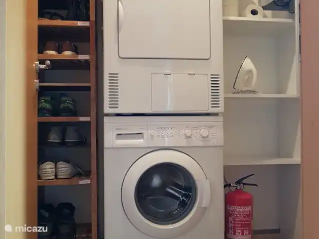 Alpenruhe | Autriche, Carinthie, Kötschach-Mauthen - maison de vacances Rangement : étagère à chaussures / machine à laver / sèche-linge à condensation (attention après le séchage, réservoir d’eau) vide / espace de rangement