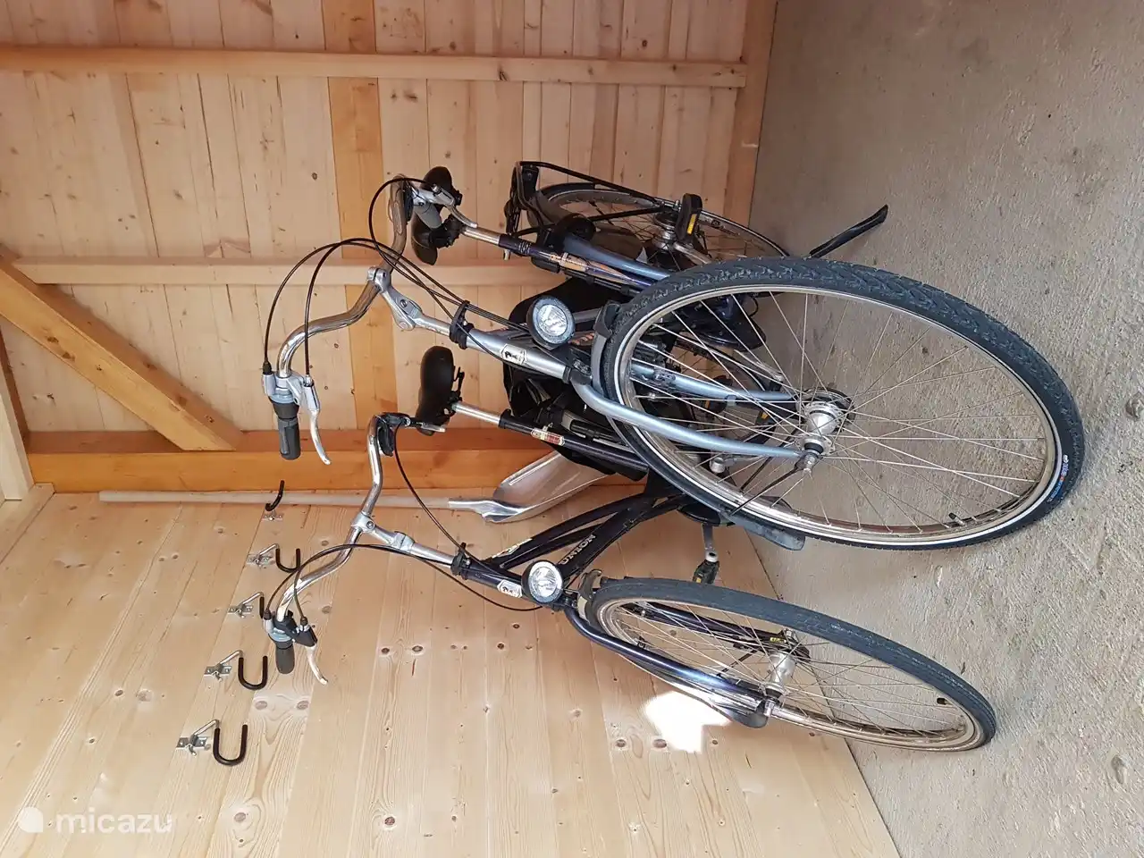 2 women's bicycles (1 with spacious panniers) for the use of renters