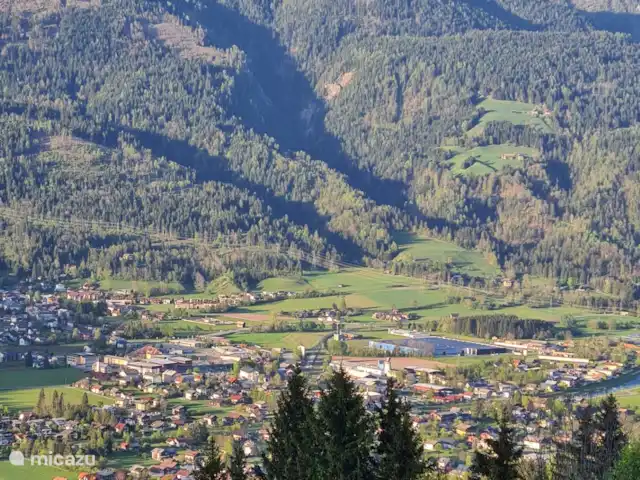 Alpenruhe | Autriche, Carinthie, Kötschach-Mauthen - maison de vacances Vue de la maison d’hôtes / restaurant Lamprechtbauer à Mauthen sur le col de Plocken vers notre belle maison de vacances à Kotschach-Mauthen
Il est recommandé d’y boire du café ou d’y manger.