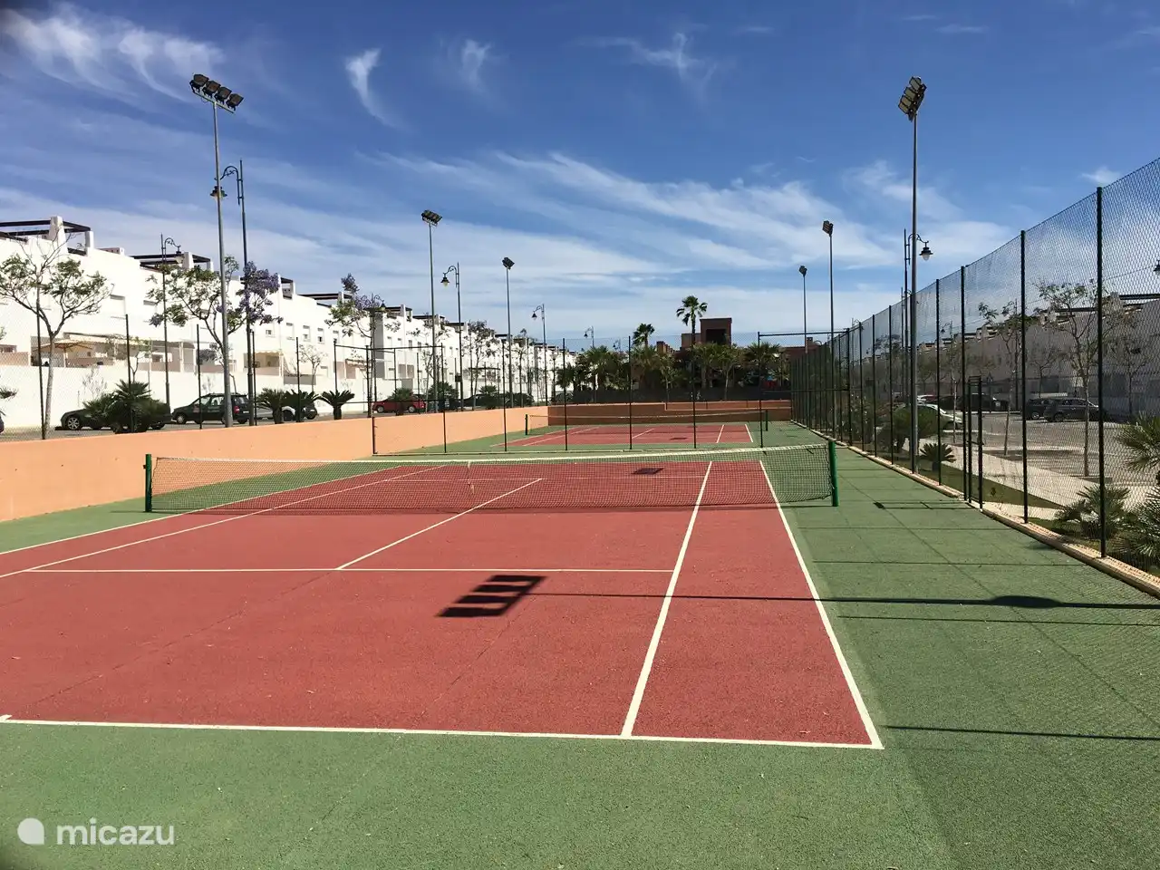 Die Tennisplätze können gegen eine geringe Gebühr gebucht werden. Die Tennisschläger in der Wohnung können kostenlos genutzt werden.