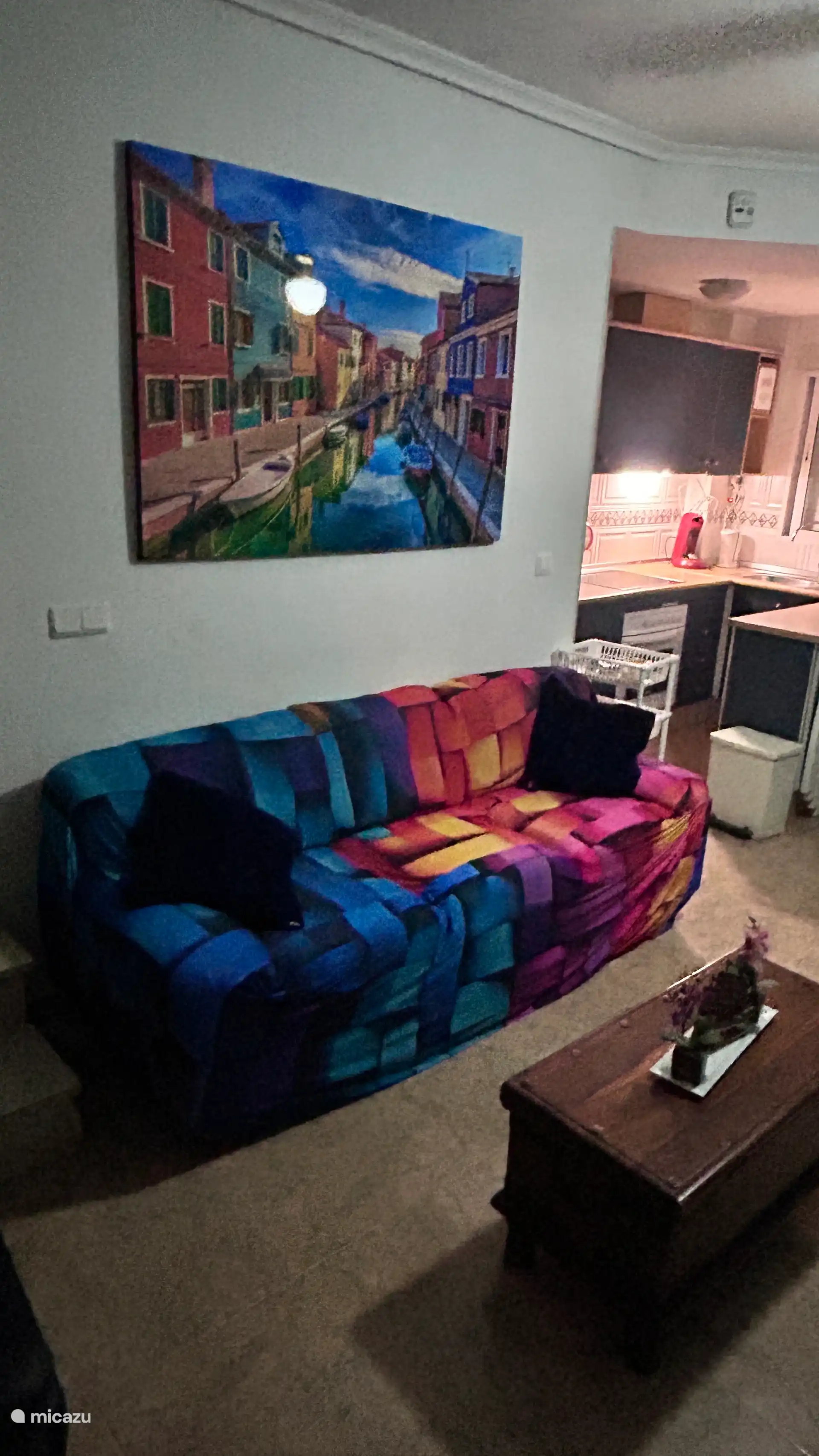 WOHNZIMMER erneuerte Couch und Bemalung.