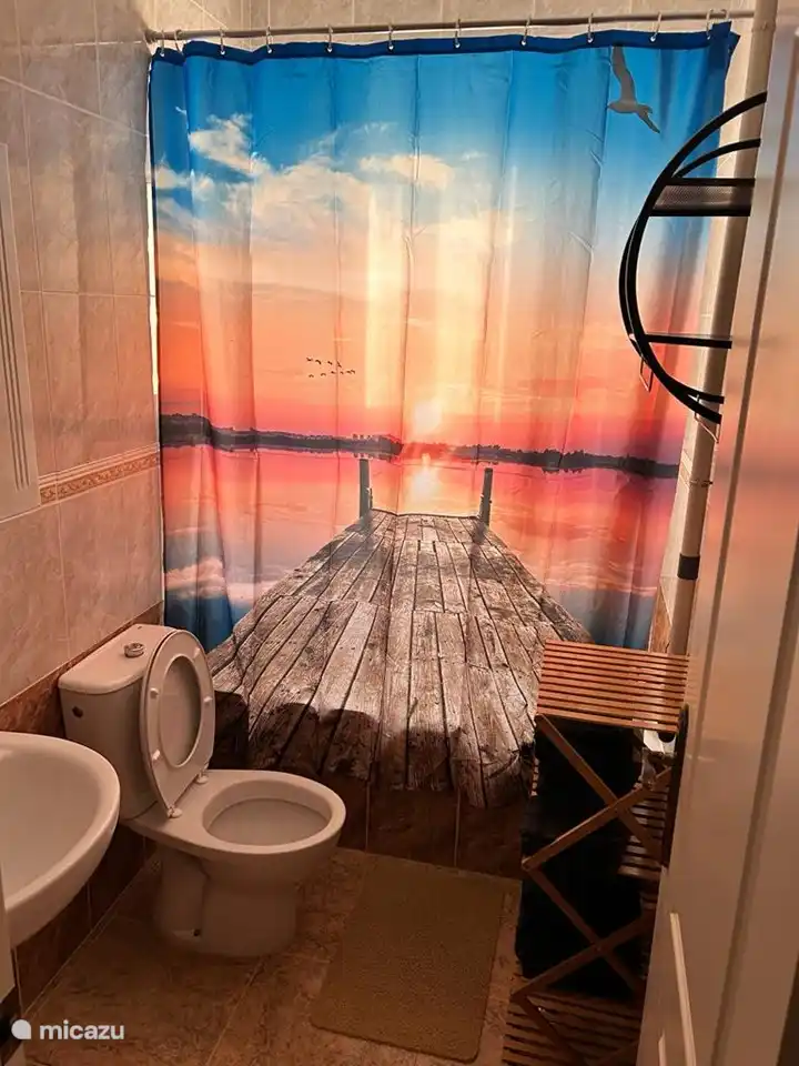 La salle de bain avec un rideau de douche rafraîchissant avec une belle vue sur le lac salé.