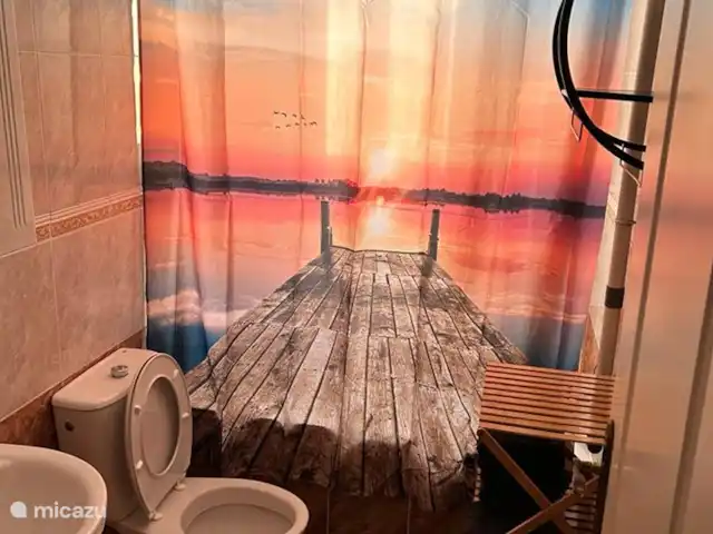 Casa cerca de dunas y mar en La Mata en España, Costa Blanca, La Mata - casa vacacional El baño con una refrescante cortina de ducha con una hermosa vista al lago salado.