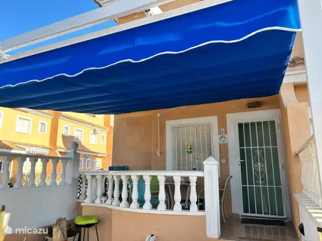 Casa cerca de dunas y mar en La Mata en España, Costa Blanca, La Mata - casa vacacional A principios de octubre se instaló una marquesina para poder sentarse a la sombra cuando hace buen tiempo.