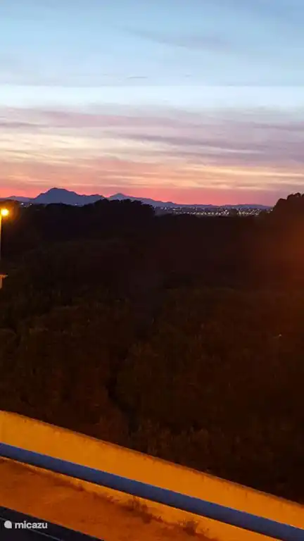 rouge du soir depuis la terrasse sur le toit