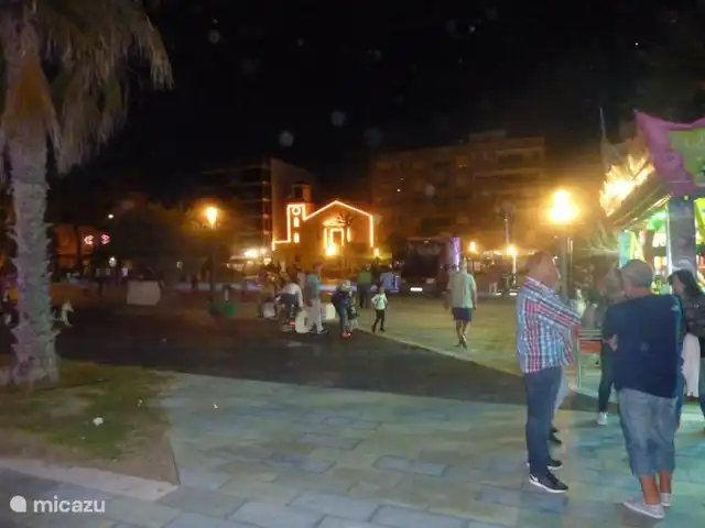 Casa cerca de dunas y mar en La Mata en España, Costa Blanca, La Mata - casa vacacional Bonitas fotos de actividades en la plaza del pueblo. Véase también números