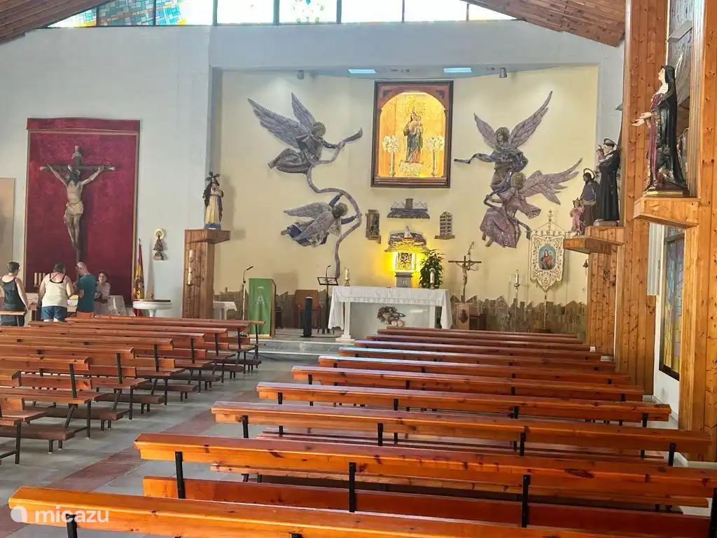 Aperçu de l'église de la place du village de La Mata.