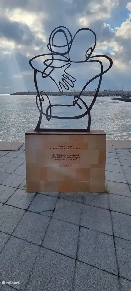 Cette image a été placée à Torrevieja au port suite à la pandémie de Covid-19