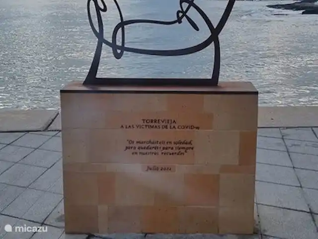 Casa cerca de dunas y mar en La Mata en España, Costa Blanca, La Mata - casa vacacional Esta imagen se colocó en Torrevieja en el puerto después de la pandemia de Covid-19