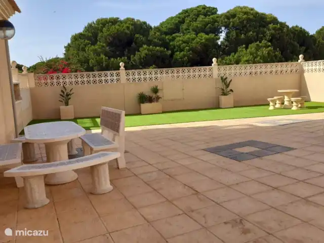 Casa cerca de dunas y mar en La Mata en España, Costa Blanca, La Mata - casa vacacional Ahora también en la piscina una bonita zona de estar con césped y asientos. Se ve muy acogedor.