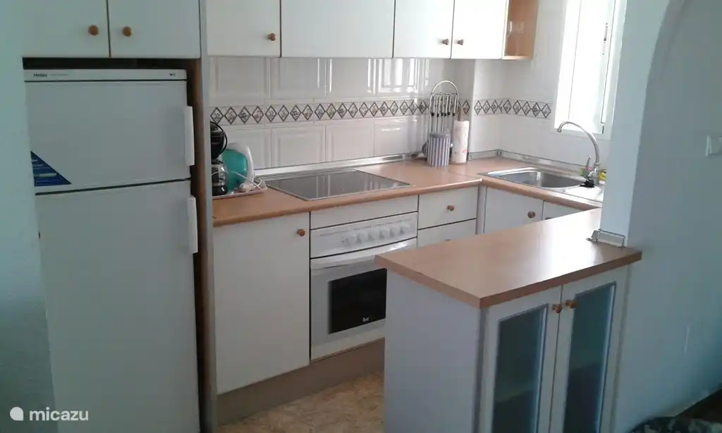 Cuisine avec nouveau combiné réfrigérateur/congélateur.
Un micro-onde.