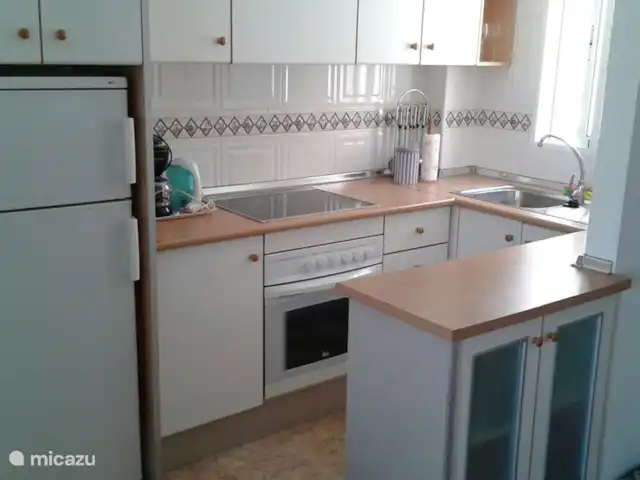 Casa cerca de dunas y mar en La Mata en España, Costa Blanca, La Mata - casa vacacional Cocina con nueva combinación de nevera/congelador.
Un microondas.