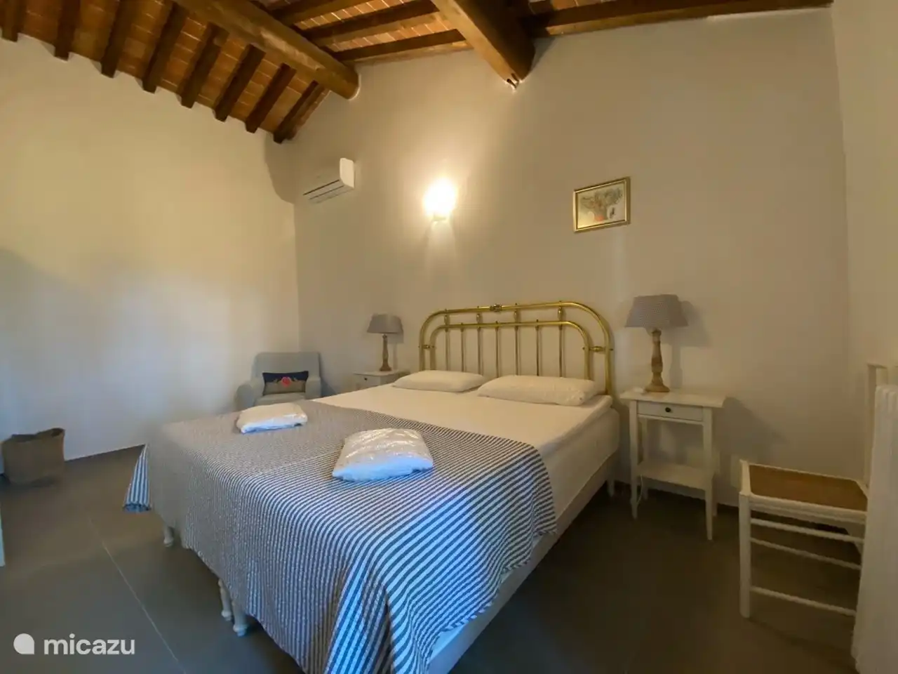Schlafzimmer Casa al Pino mit Doppelbett.