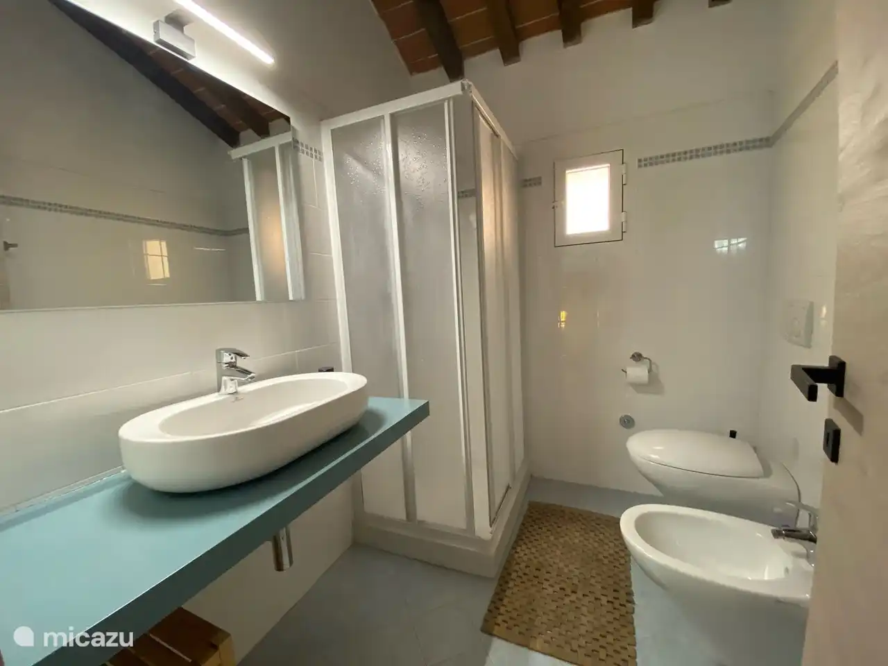 Casa al Pino Badezimmer im Obergeschoss. Die Badezimmer sind, typisch italienisch, nicht besonders groß, verfügen aber beide über Dusche, Waschbecken, Toilette und Bidet.