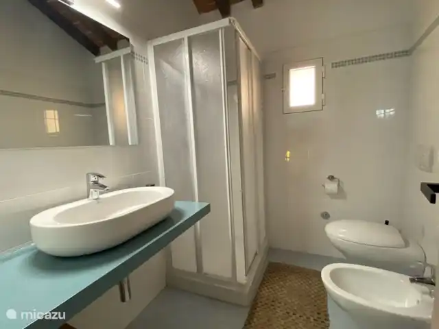 Casa al Pino | Italie, Toscane, Riparbella - maison de vacances Salle de bain Casa al pino à l'étage. Les salles de bains sont typiquement italiennes, pas particulièrement grandes, mais toutes deux disposent d'une douche, d'un lavabo, de toilettes et d'un bidet.