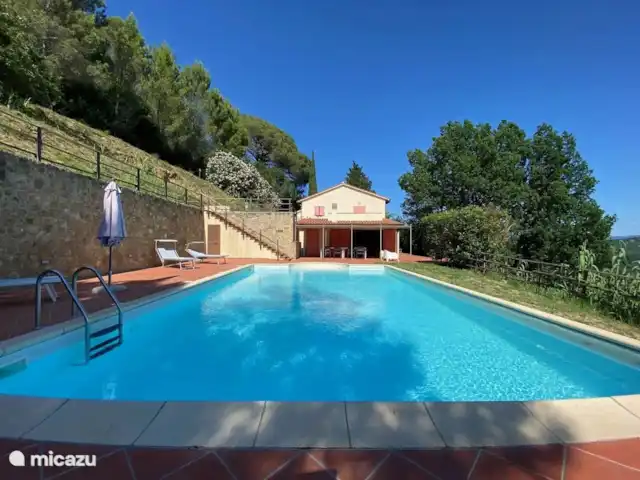 Casa al Pino | Italie, Toscane, Riparbella - maison de vacances Casa al Pino, maison de vacances à 20 minutes de la côte toscane. La maison offre beaucoup d’intimité, sous la pergola fixe, vous pouvez trouver de l’ombre, mais bronzer au bord de la piscine est bien sûr aussi merveilleux !