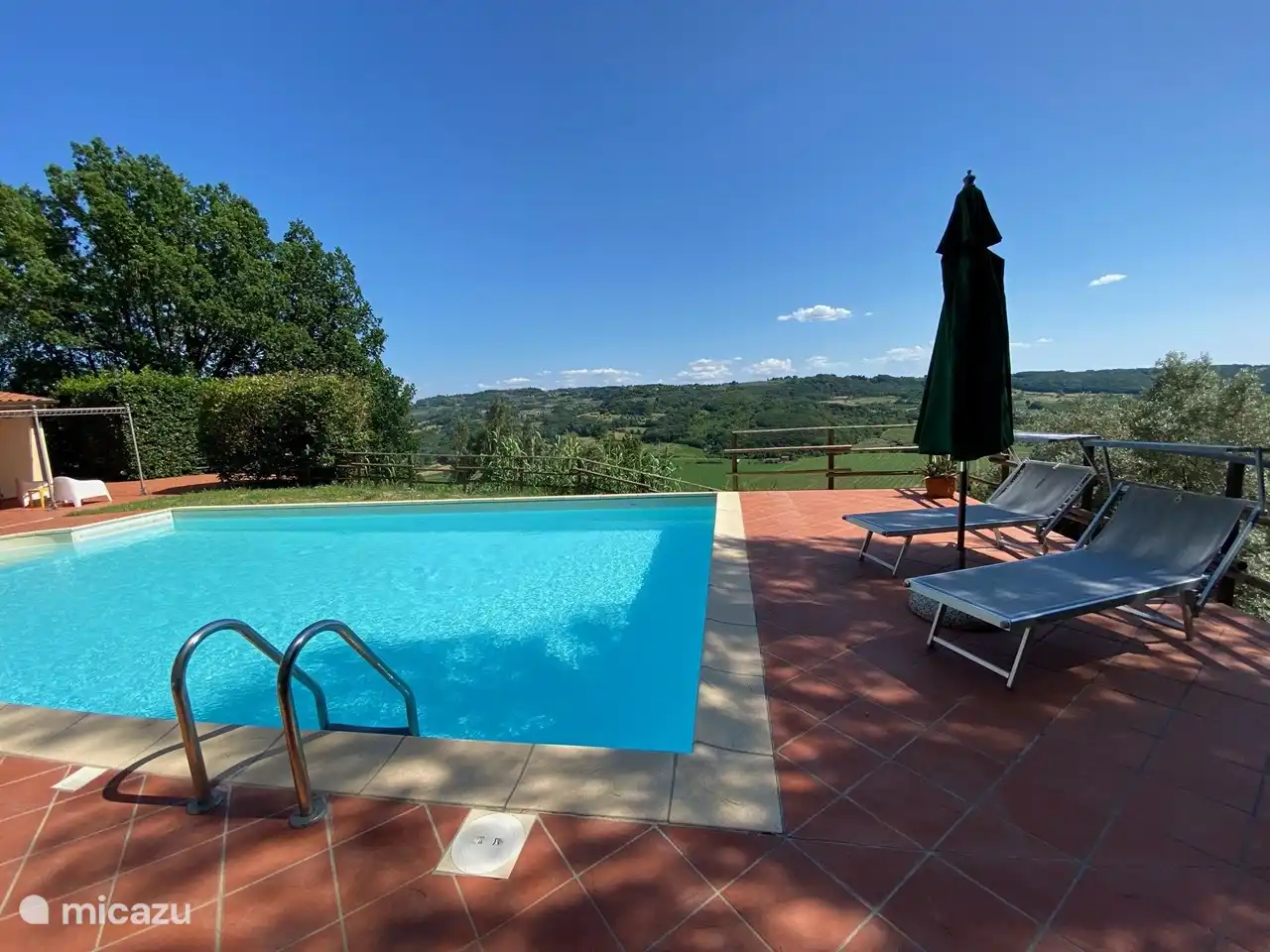 Schwimmbad Casa al Pino mit Panoramablick.