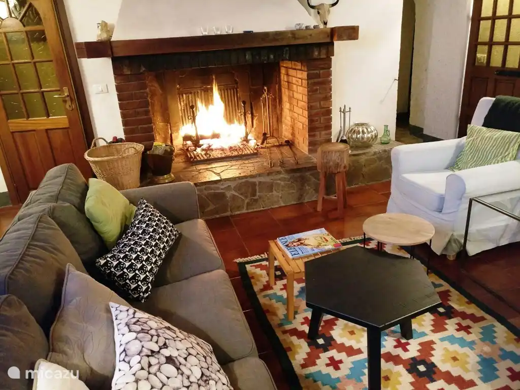 Wohnraum / Wohnzimmer von Casa al Pino mit Kamin.