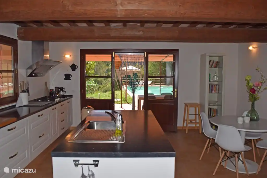 Küche mit Kochinsel und Esstisch