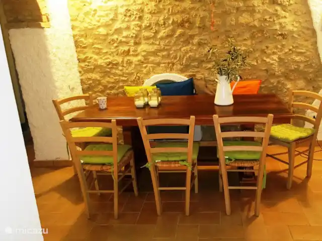 Casa al Pino | Italie, Toscane, Riparbella - maison de vacances Salle à manger séparée pour 8/9 personnes dans la maison de vacances Casa al Pino. Attenante à cette pièce se trouve une cantine creusée dans la colline, utilisée comme cave à vin.
