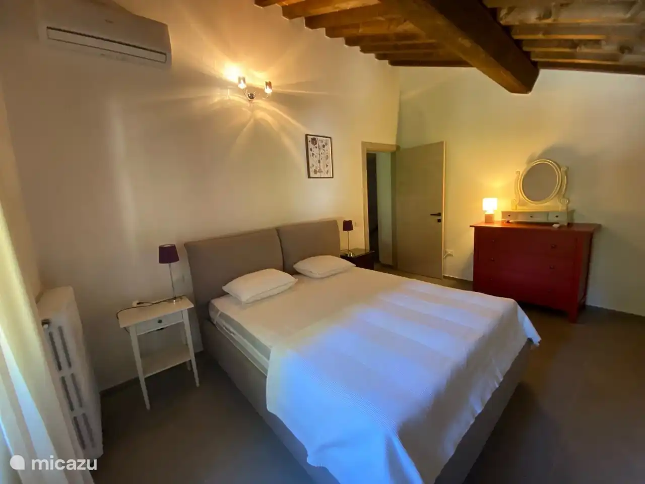 Das Ferienhaus verfügt über 4 Schlafzimmer, 2 mit Doppelbetten. Die Schlafzimmer verfügen über eine Klimaanlage, was im Sommer großartig ist!