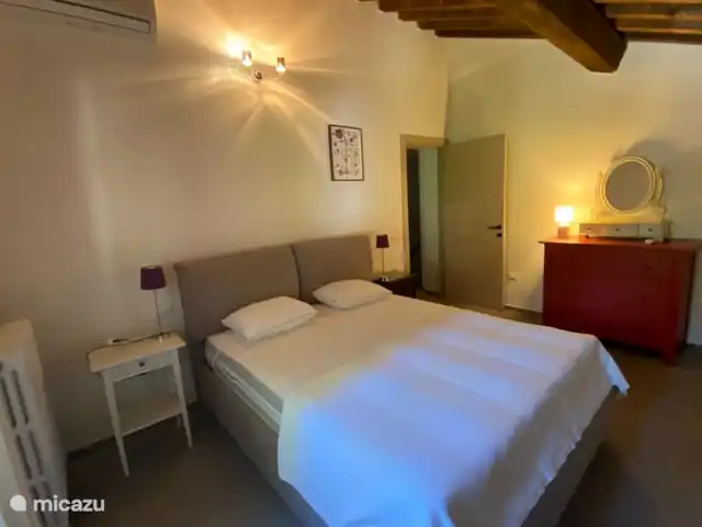 Casa al Pino | Italie, Toscane, Riparbella - maison de vacances La maison de vacances dispose de 4 chambres dont 2 avec des lits doubles. Les chambres sont climatisées, ce qui est appréciable en été !