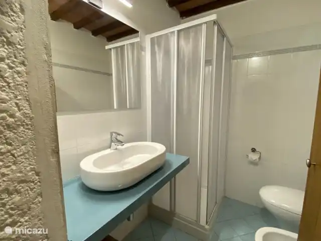 Casa al Pino | Italie, Toscane, Riparbella - maison de vacances Salle de bain au rez-de-chaussée.