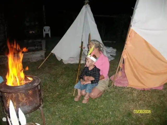 Domaine le Dragon Rouge | France, Dordogne, Tourtoirac - ferme Feu de camp dans le camp indien