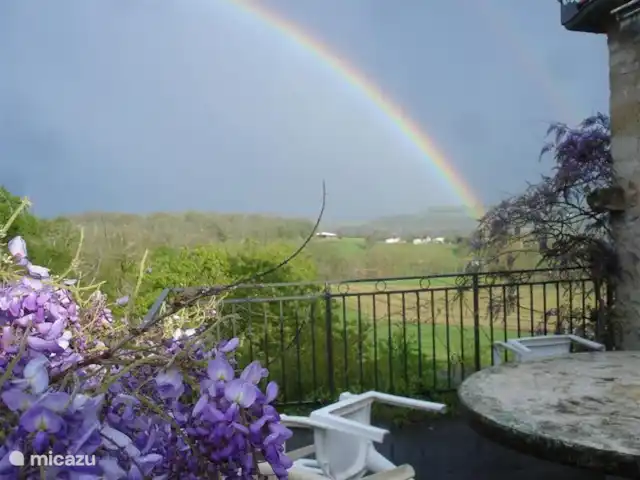Domaine le Dragon Rouge | France, Dordogne, Tourtoirac - ferme Vue arc-en-ciel depuis la terrasse