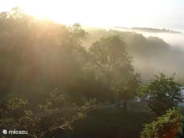 Domaine le Dragon Rouge | France, Dordogne, Tourtoirac - ferme Brouillard au petit matin