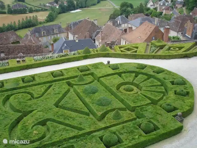 Domaine le Dragon Rouge | France, Dordogne, Tourtoirac - ferme Jardins du château à Hautefort (3 km)