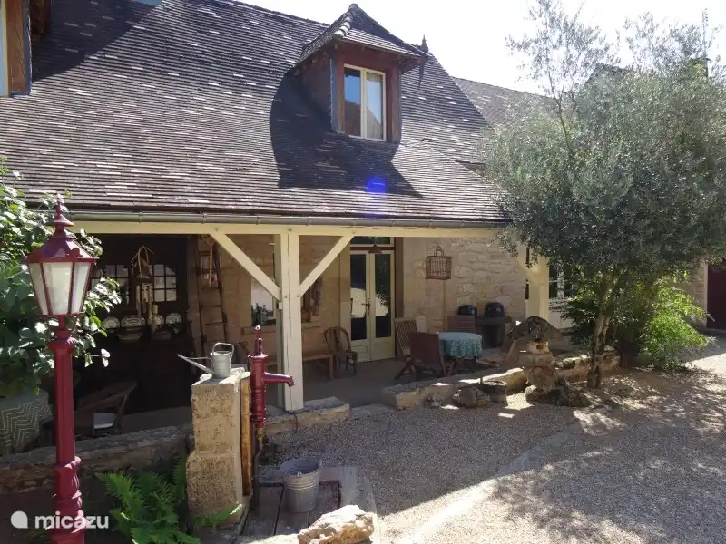 Front view Gite with sitting area