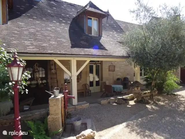 Domaine le Dragon Rouge | France, Dordogne, Tourtoirac - ferme Vue de face Gîte avec coin salon