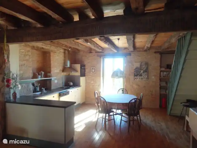 Domaine le Dragon Rouge | France, Dordogne, Tourtoirac - ferme La cuisine ouverte du Gîte, avec porte sur véranda