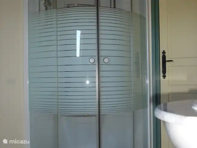 Domaine le Dragon Rouge | France, Dordogne, Tourtoirac - ferme Salle de bain avec WC dans le gîte