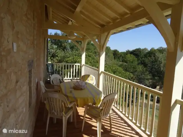 Domaine le Dragon Rouge | France, Dordogne, Tourtoirac - ferme Belle véranda du Gite de style périgourdin avec une vue imprenable sur la vallée