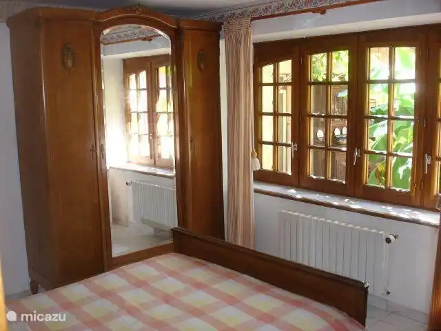 Domaine le Dragon Rouge | France, Dordogne, Tourtoirac - ferme Chambre 1 en bas avec vue sur la cour