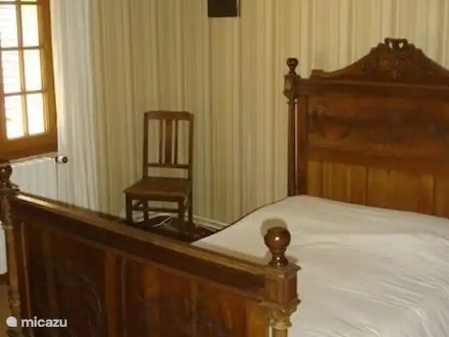 Domaine le Dragon Rouge | France, Dordogne, Tourtoirac - ferme Chambre 2 à l'étage avec lit à l'ancienne
