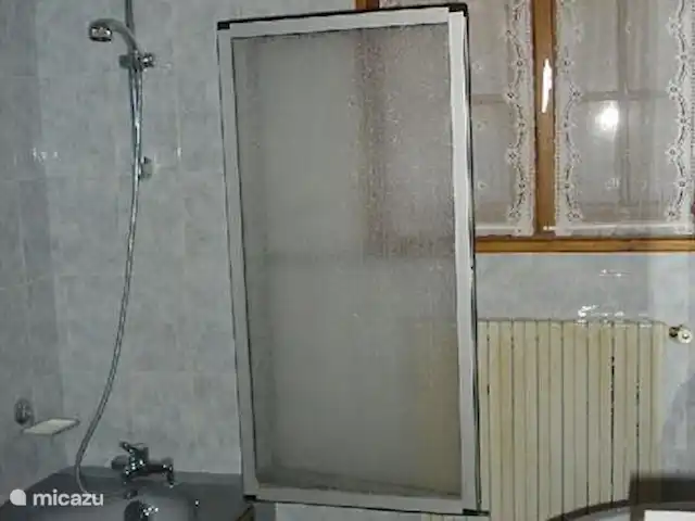 Domaine le Dragon Rouge | France, Dordogne, Tourtoirac - ferme Salle de bain du bas avec baignoire et douche