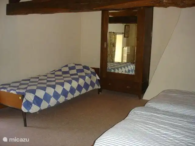 Domaine le Dragon Rouge | France, Dordogne, Tourtoirac - ferme Chambre 5 à l'étage, lit d'appoint