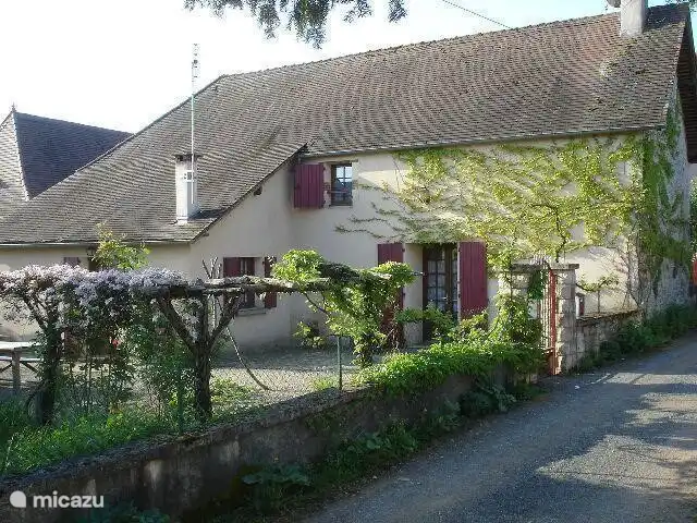Domaine le Dragon Rouge | France, Dordogne, Tourtoirac - ferme Maison côté jardin